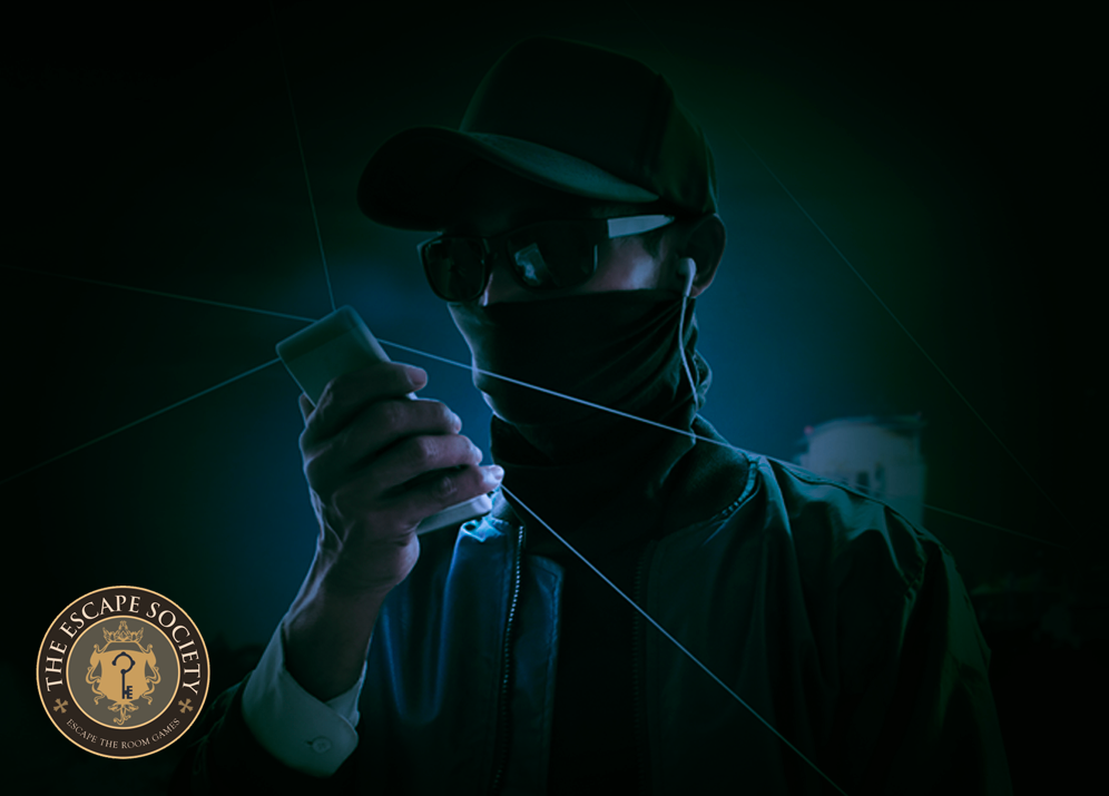 Agente alle prese con una rete di laser nel City Game Blackout