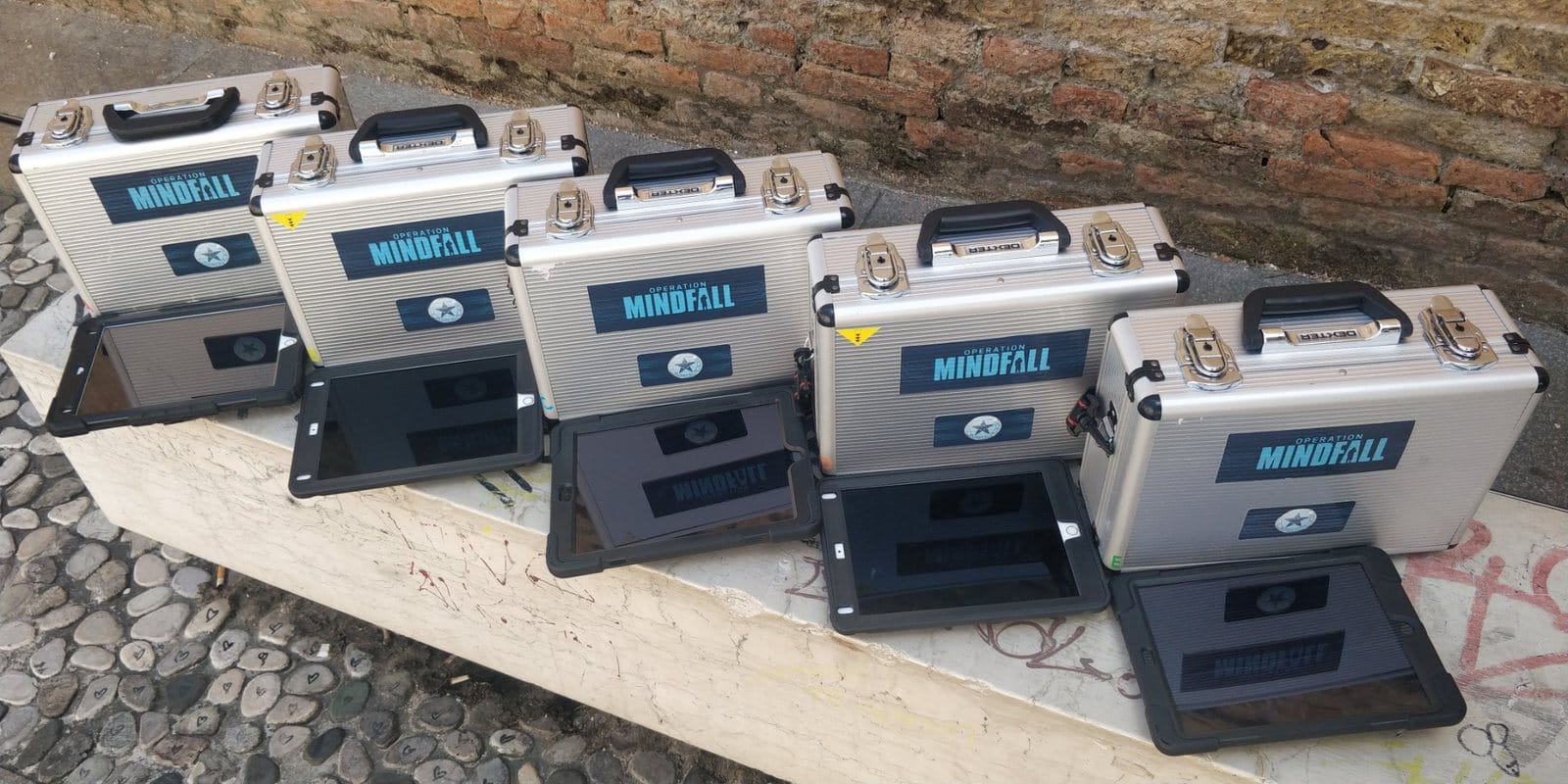 Tablet e valigette di Operation Mindfall preparati per un team building a Treviso