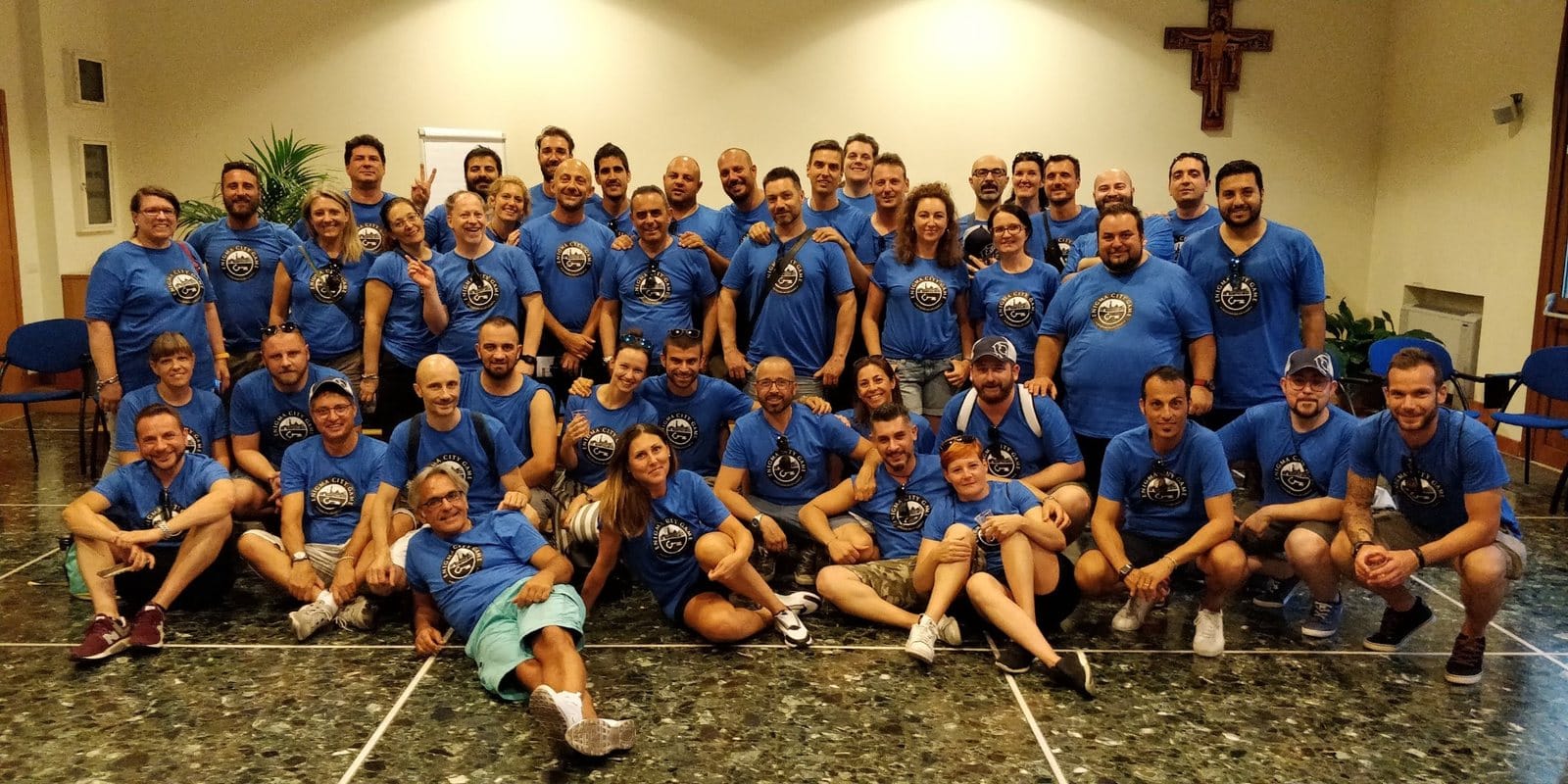 Grande gruppo aziendale durante un evento di team building organizzato a Treviso nel 2019