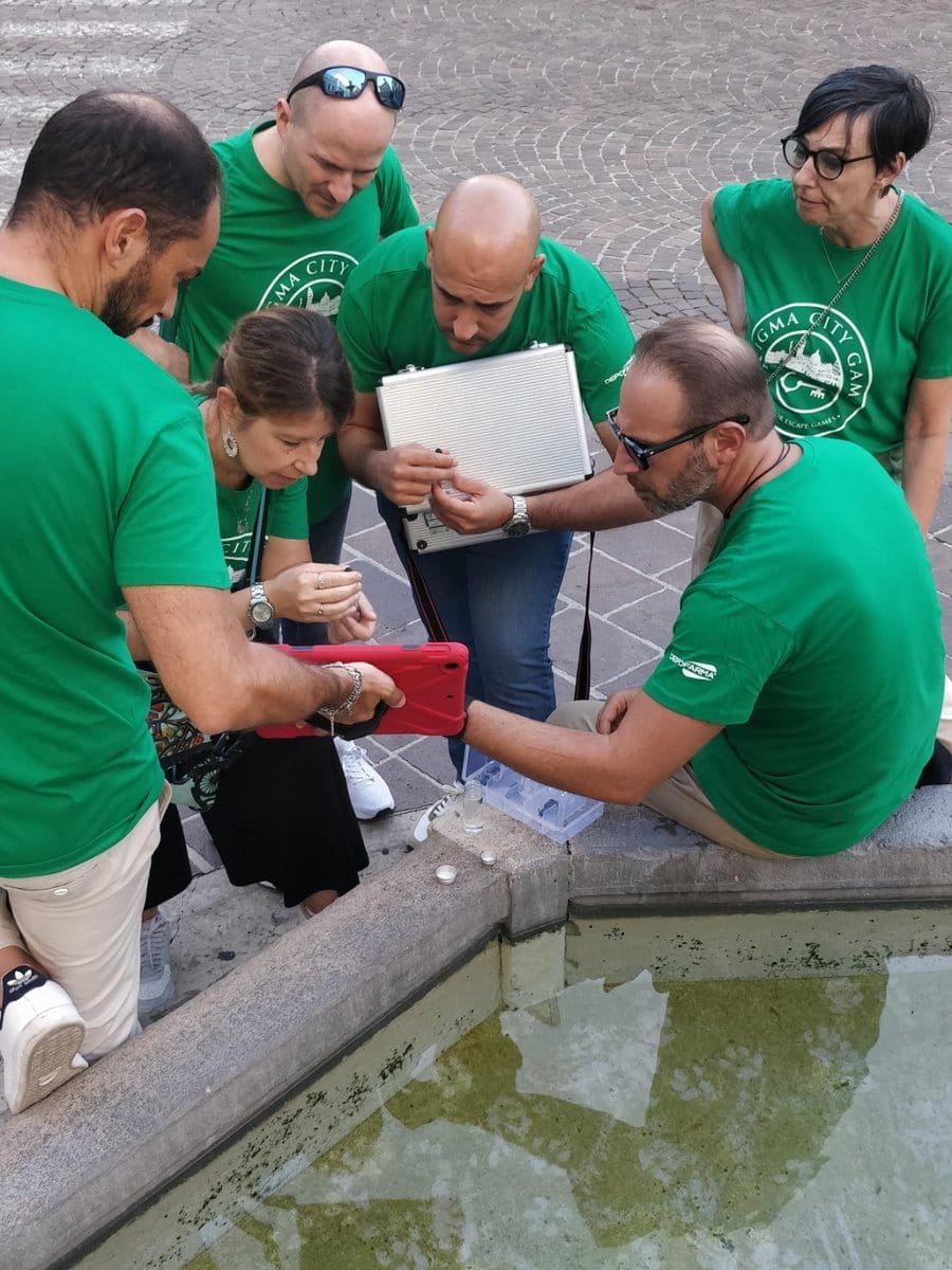 Squadra impegnata a risolvere un enigma durante un City Game di team building a Treviso