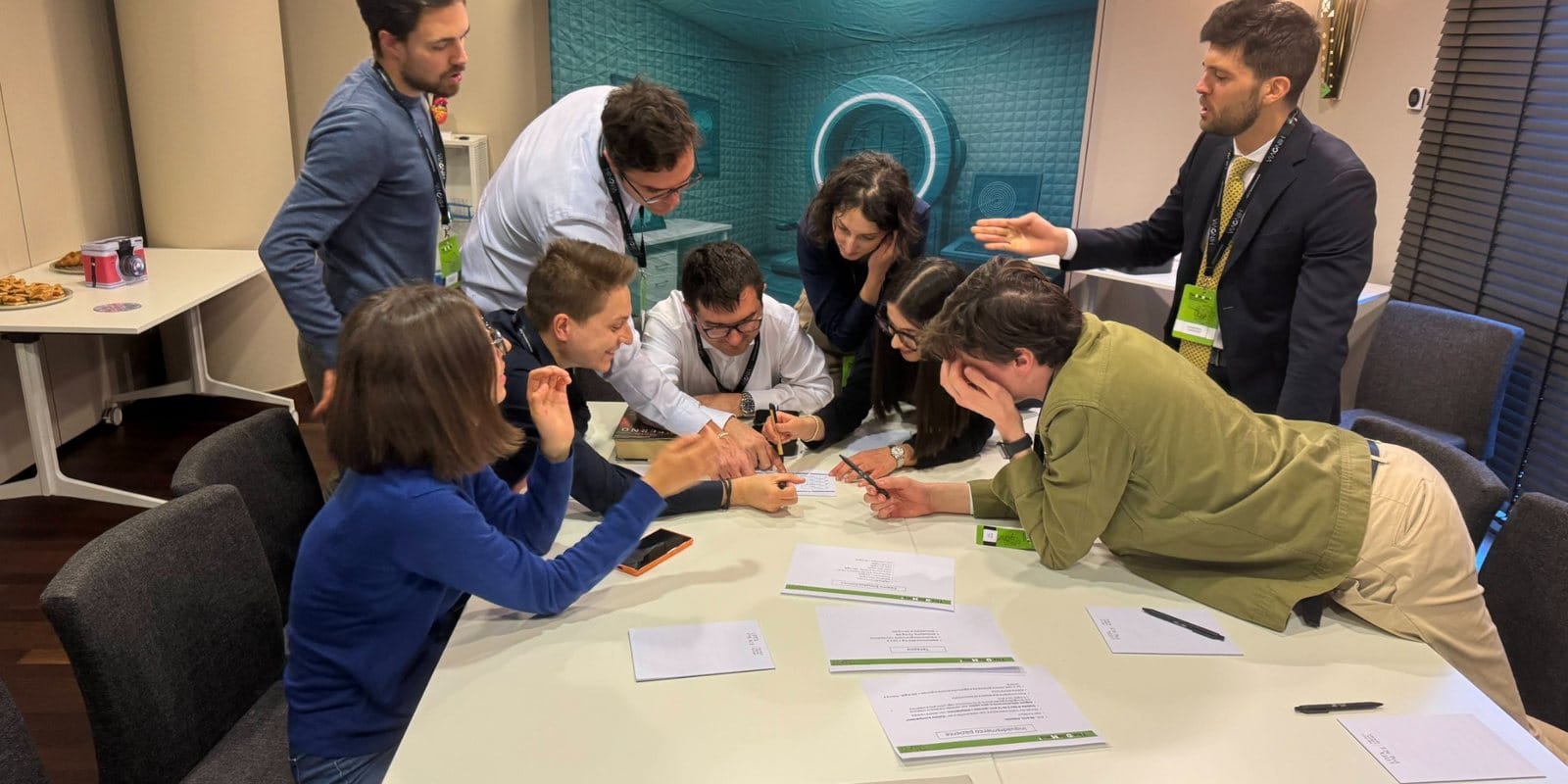 Gruppo aziendale impegnato in una prova di problem solving durante un team building indoor a Treviso