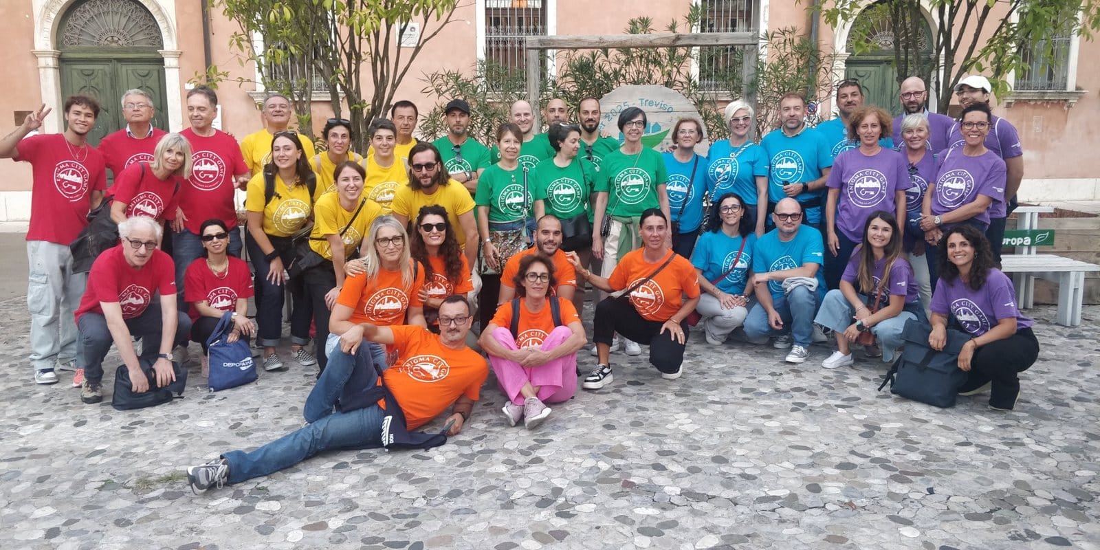Grande gruppo aziendale al termine di un evento di team building a Treviso