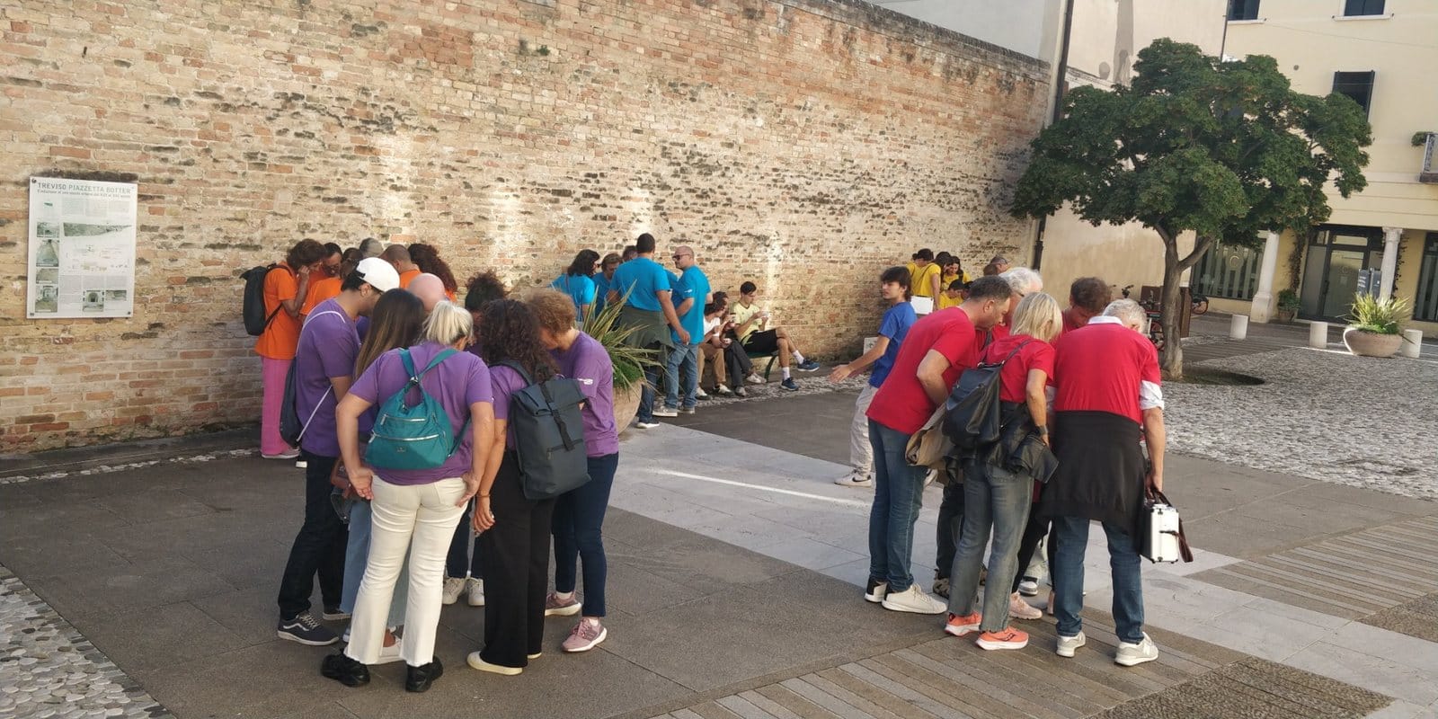 Squadre aziendali durante un City Game di team building nel centro storico di Treviso